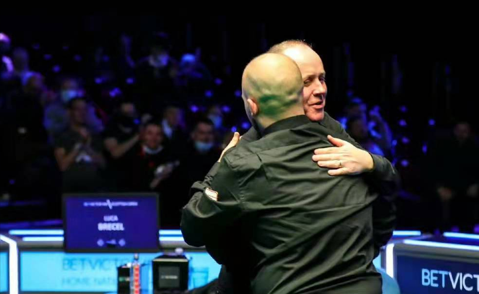 在中场拿球 在中场拿球